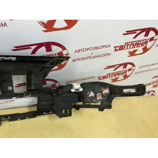 Кронштейн решетки радиатора Citroen Berlingo 2008- 9682581680